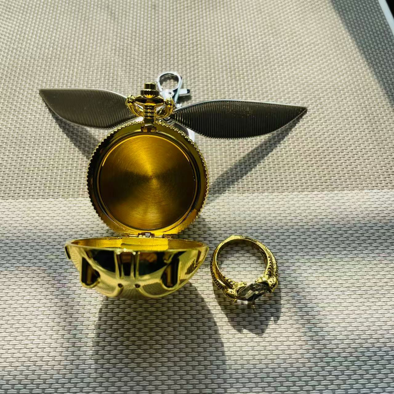 Golden Openable Winged Ball St - огляд і ціна Ornament Ball Set